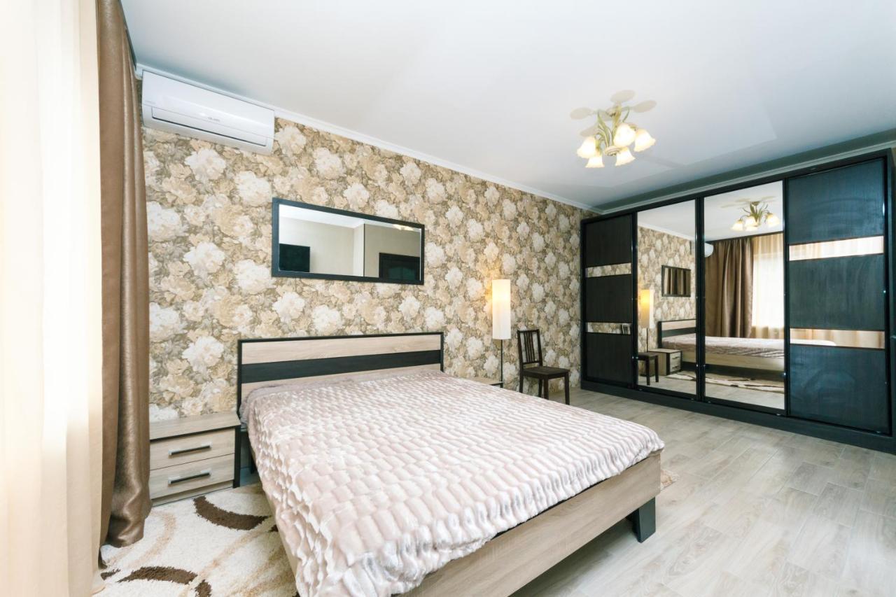 Poznyaky Apartments Patriotika Kiev Eksteriør billede