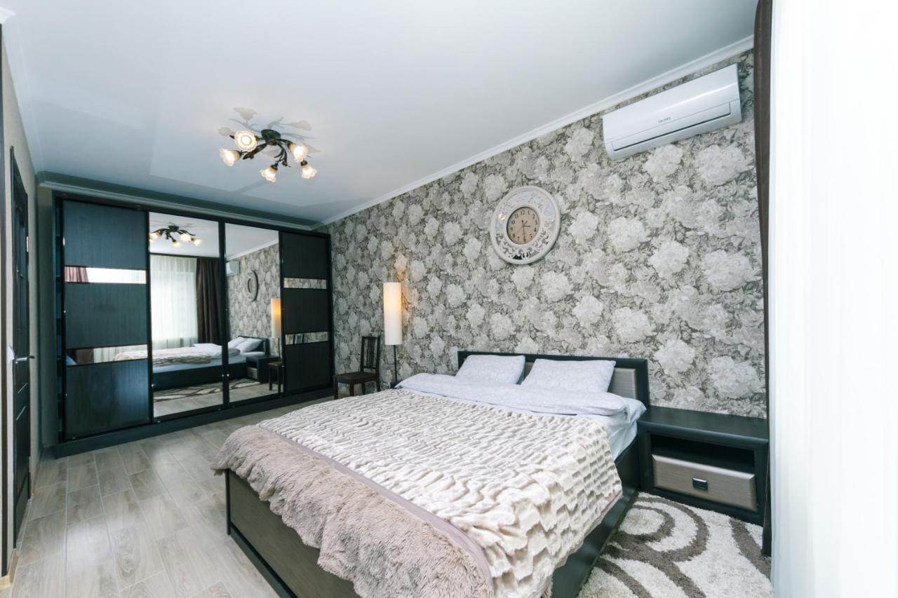 Poznyaky Apartments Patriotika Kiev Eksteriør billede